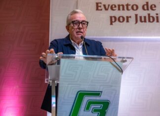 Gobernador Rocha Moya entrega gratificaciones a 57 jubilados de COBAES