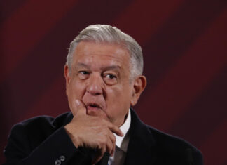 Vecinos de Cuautitlán rechazan uso de la leyenda “2026, Año de López Obrador” en documentos oficiales