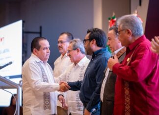 Presidente municipal acompaña a gobernador en entrega de 1,058 bases a maestros de SNTE 53