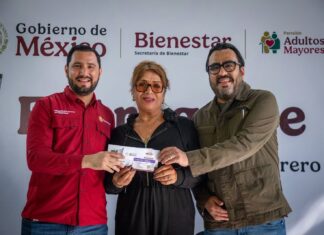 Alcalde Gámez Mendívil entrega tarjetas Bienestar a adultos mayores en Culiacán