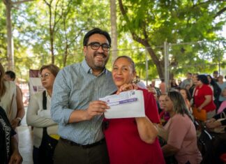 Gámez entrega tarjetas a mil abuelitas: “Es su premio por cargar a Sinaloa al hombro”