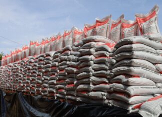Navolato impulsa su campo con distribución de fertilizantes