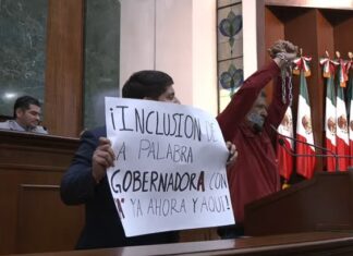 Primero se encadenó para que lo vieran… ahora quiere que voten por él