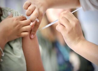 El brazo listo y el refuerzo a tiempo: arranca la jornada para blindar tu salud