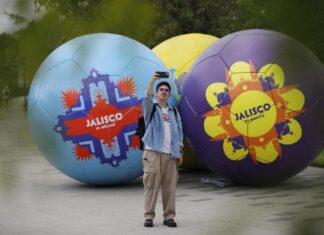 Guadalajara se llena de pelotas: el arte invade las calles para recibir al mundo