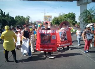 La infancia que no celebra: Niños marchan en la Fiscalía por sus desaparecidos