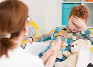 Pantallas, calles vacías y bolsillos rotos: el cóctel que golpea la salud mental infantil en México