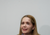 Elizabeth Montoya reaparece con implante ocular y justifica su ausencia en el Congreso