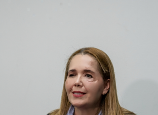 Elizabeth Montoya reaparece con implante ocular y justifica su ausencia en el Congreso