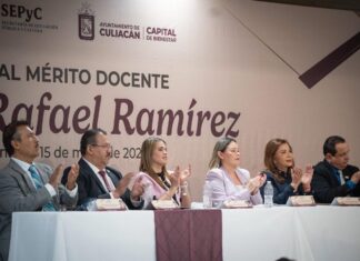 El magisterio de Culiacán recibe condecoración oficial tras 30 años de servicio en las aulas
