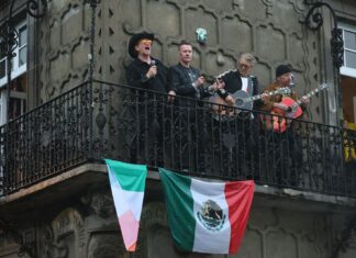U2 convierte balcón del Centro Histórico en escenario sorpresa en CDMX
