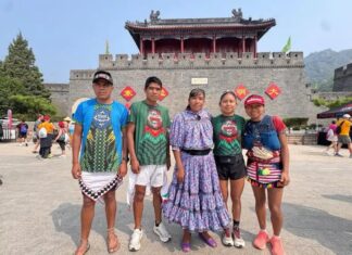 Corredores rarámuris y mixtecos conquistan la Gran Muralla China con 5 medallas