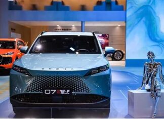De Beijing a las calles de Sinaloa: los autos chinos que traen cocina y consultorio médico