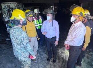 Siguen las alarmas en Plaza Fiesta Las Palmas: Alcalde supervisa zona tras incendio de 8 víctimas