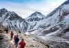 Pánico a gran velocidad: Avalancha masiva sepulta bajo la nieve un campamento en la ladera sur del Everest