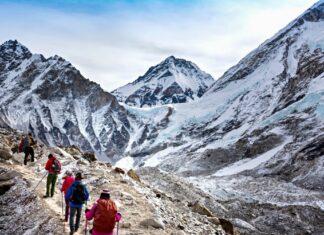 Pánico a gran velocidad: Avalancha masiva sepulta bajo la nieve un campamento en la ladera sur del Everest