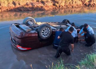 Héroes uniformados en Ahome: Seis policías salvan a conductor atrapado en auto volcado dentro de un canal