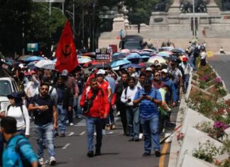 Frenan con valla policial y polvo químico marcha de la CNTE rumbo al Zócalo de la CDMX