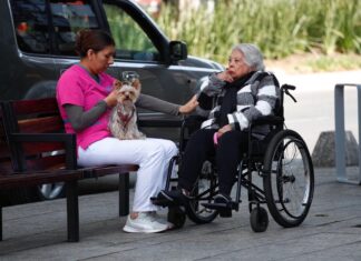 El motor invisible del país opera en efectivo: la UNAM alerta que el 90% de las cuidadoras en México vive en la exclusión financiera