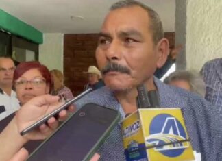“Ya no aguanto el calor”: Don Jesús suplica reconexión de luz en CFE de Los Mochis