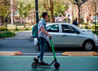 El fin de la vía libre: scooters y bicis eléctricas ahora llevarán placa o corralón