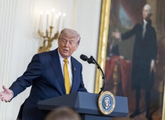 Trump acusa a Irán de ataque fallido en Ormuz y amenaza con “más violencia”