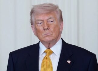 Trump busca congelar impuesto a la gasolina tras dispararse precios por guerra con Irán