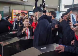 Nicky Jam convierte TransMilenio en concierto improvisado y paraliza Bogotá