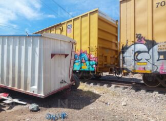 Tren arrastra caja de tráiler en Guamúchil tras intento de ganarle el paso