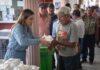 Alcaldesa llega al Hospital Civil con alimentos y escucha a familias de pacientes en Culiacán