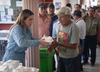 Alcaldesa llega al Hospital Civil con alimentos y escucha a familias de pacientes en Culiacán