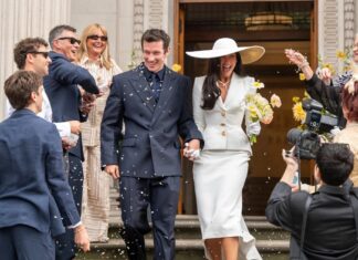 Boda exprés en Londres: Dua Lipa y Callum Turner se casan en el registro civil junto a otras 11 parejas comunes