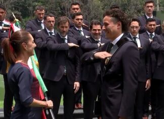 Histórico abanderamiento en el CAR: Claudia Sheinbaum entrega el lábaro patrio a Memo Ochoa rumbo al Mundial 2026