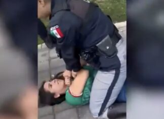 Brutalidad policial en Cholula: Cinco agentes someten a una mujer y agreden a sus hijos para evitar ser grabados