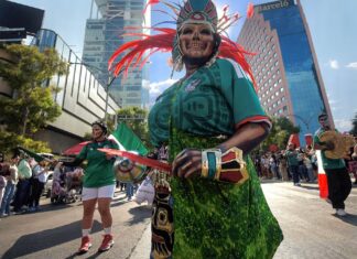 La pasión del Mundial 2026 invade las calles: Reforma se transforma con catrinas, carros alegóricos y homenajes a Pelé y Maradona