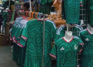 Jerseys piratas dominan el mercado: 58% de la ropa vendida en México es ilegal