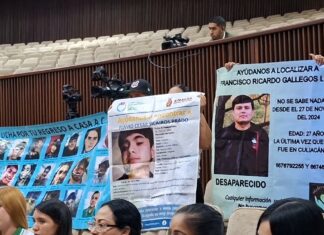 Madres buscadoras llevan su exigencia al Congreso; diputados salen a escucharlas
