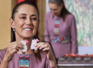El deseo mundialista de Sheinbaum: Celebra sus 64 años en Palacio Nacional con pastel de retrato personalizado