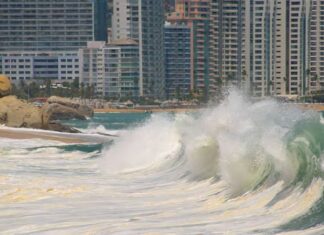 Mar de fondo cobra cuatro vidas en Acapulco; mantienen alerta por fuerte oleaje