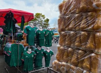 El Mundial de los de abajo: Puestos informales superan las ventas de Navidad gracias a playeras piratas y botanas