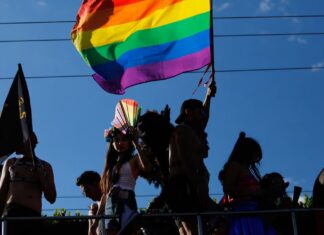 Cárcel de hasta 7 años en Rusia por contenido LGBT mientras México toma las calles en masiva marcha del Orgullo