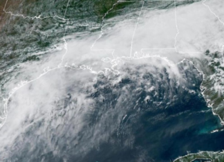 Arthur toma fuerza frente a Texas y amenaza con lluvias intensas en la costa del Golfo