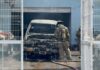 Incendio consume bodega con vehículos y ataúdes en Los Mochis
