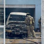 Incendio consume bodega con vehículos y ataúdes en Los Mochis