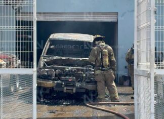 Incendio consume bodega con vehículos y ataúdes en Los Mochis