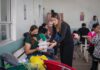 Ana Míriam Ramos lleva alimento y acompañamiento a familias que esperan en el Hospital de la Mujer