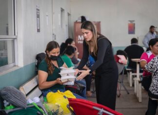 Ana Míriam Ramos lleva alimento y acompañamiento a familias que esperan en el Hospital de la Mujer