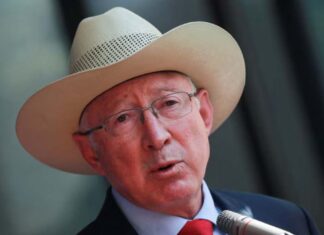 Ken Salazar niega informes contra Rocha Moya en medio de reclamos de Sheinbaum por captura de “El Mayo”