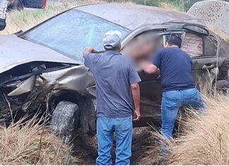 Salva la vida de milagro: Conductor a exceso de velocidad destroza su auto tras salirse de la carretera Los Mochis-El Fuerte