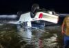 Pánico en la orilla: camioneta vuelca con las llantas para arriba a metros del mar en Playa Las Glorias